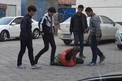 Kinh hoàng với nạn bạo lực học đường: Đẩy ngã bạn từ tầng 15 rơi xuống đất tử vong tại chỗ
