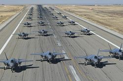 Siêu tiêm kích tàng hình F-35 của Mỹ dàn hàng tập trận