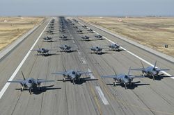35 chiếc F-35 lần đầu trình diễn kỹ thuật 'voi đi bộ'