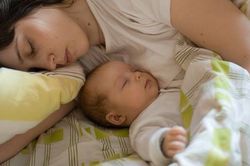 Để trẻ không gặp nguy khi ngủ cùng bố mẹ, nhất định phải biết điều này