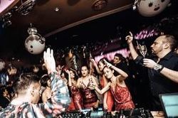 Góc khuất đầy cám dỗ tủi hờn sau ánh đèn mờ của những nhân viên làm phục vụ quán bar