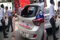 Lùi xe trúng taxi, nam thanh niên còn đập đầu tài xế vào đuôi xe