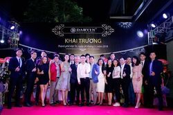 Ca sỹ Khắc Việt lịch lãm bên dàn siêu mẫu trong show khai trương thời trang Darvin