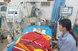 Xót xa bé 6 tháng bị nhược cơ phải thở máy hơn 100 ngày, ông bà 'cắm' sổ đỏ chữa bệnh cho cháu