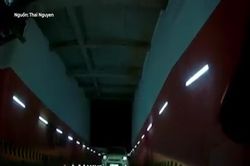 Tài xế ôtô cho xe chạy ngược làn trong đường lên hầm xe