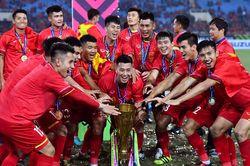Nhìn lại một năm đỉnh cao của bóng đá Việt Nam
