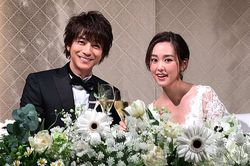 Chú rể Miura Shouhei và cô dâu Kiritani Mirei rạng ngời hạnh phúc trong tiệc cưới