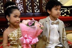 Cặp song sinh 6 tuổi được cho cưới vì tin là tình nhân kiếp trước