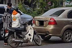 Đâm vỡ đuôi ô tô, 2 cô gái chạy xe Dream chỉ đứng khoanh tay 'im như thóc' khiến dân tình ức chế
