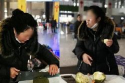 Không mang được sầu riêng lên máy bay, nữ khách dùng cưa bổ ăn ngay tại ga
