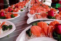 Đám cưới nông thôn gây choáng với tiệc bào ngư, cá hồi phục vụ 1.500 khách