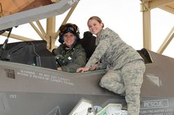 Bất ngờ danh tính nữ phi công Mỹ đầu tiên 'thuần hóa' F-35A