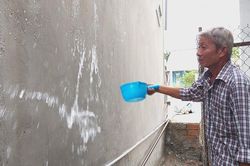 Hai nữ sinh chế 'sơn' chống thấm giá rẻ