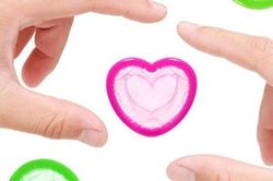 Khóc cười chuyện 'cái bao' (2): Đồ chơi thủa bé, bỡ ngỡ tuổi dậy thì và ám ảnh chiếc bao trong cặp sách
