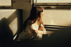 Câm lặng nhìn chồng và sếp nữ đong đưa ngay trong nhà mình