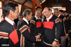 Thủ tướng thăm hỏi, trao quà Tết cho đồng bào dân tộc Tây Nguyên