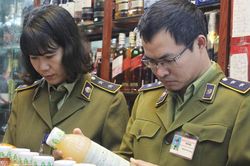 Thực phẩm Tết dồi dào, vẫn lo hàng giả, hàng nhái