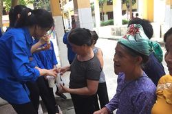 Thầy trò cùng phát cháo thiện nguyện
