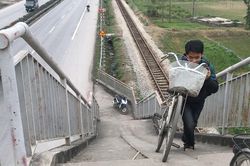 Cầu đi bộ dẫn thẳng xuống lòng đường ở nơi xảy ra tai nạn 8 người chết
