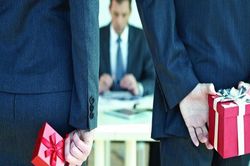 Quà tết biếu sếp: Món nào nịnh bợ, món nào trong sáng?