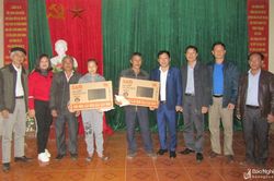 Ban Tổ chức Tỉnh ủy thăm, tặng quà Tết người nghèo tại Quế Phong, Đô Lương