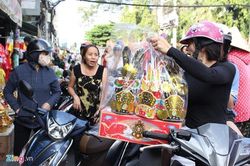 Người Sài Gòn chen chân sắm đồ cúng tiễn ông Táo