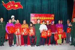 BĐBP Thái Bình tặng quà cho người nghèo nhân dịp Tết Nguyên đán Kỷ Hợi