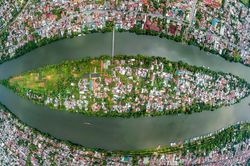 Một ngày neo đậu ngã ba sông…