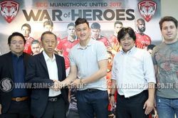 Lãnh đạo Muangthong chào đón Đặng Văn Lâm ở Thái Lan