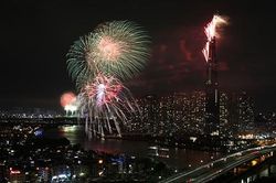 Chiêm ngưỡng pháo hoa đón mừng năm mới Kỷ Hợi 2019 tại TPHCM