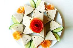 Một số cách bày giò chả ngày Tết đẹp miễn chê