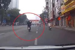 Tài xế vừa lái xe vừa múa tay trên đường Hà Nội