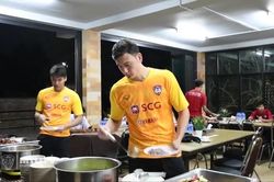 Bữa ăn của Văn Lâm và đồng đội ở Muangthong United