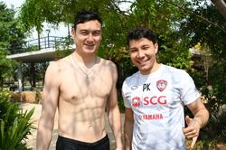 Đặng Văn Lâm khoe cơ bụng rắn chắc ở bể bơi
