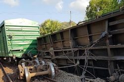 Thông trở lại đường sắt Bắc - Nam sau vụ tàu trật bánh ở Bình Thuận