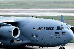 Thêm 3 'ngựa thồ' C-17 hạ cánh xuống Nội Bài