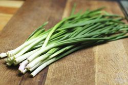 Mách mẹ cách bảo quản hành lá trong tủ lạnh luôn xanh, tươi
