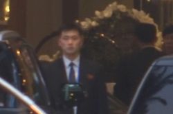 Vệ sĩ ông Kim Jong Un chuẩn bị đoàn xe rời khách sạn