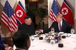 Hai ông Donald Trump và Kim Jong Un cùng ăn tối tại Hà Nội