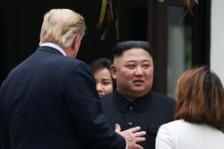 Tổng thống Trump và ông Kim Jong Un đi dạo trong khuôn viên khách sạn