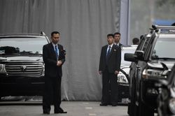Xe ông Trump, ông Kim chạy vào lều 'an ninh' trước cửa khách sạn
