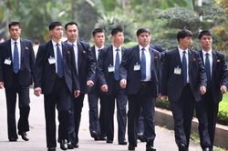 Cận cảnh đội 'vệ sĩ chạy bộ' của ông Kim Jong Un trong chuyến thăm VN