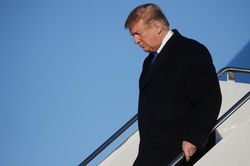 Sóng gió chính trị chờ TT Trump sau hội nghị thượng đỉnh