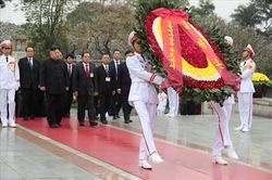 Nhà lãnh đạo Triều Tiên Kim Jong-un đặt vòng hoa và vào Lăng viếng Chủ tịch Hồ Chí Minh