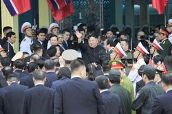 Ông Kim Jong Un làm gì trước khi lên tàu về nước