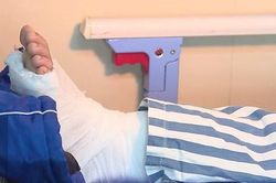Không hoàn thành bài tập về nhà, bé trai bị bố đánh đập dã man
