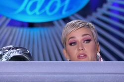 Thí sinh American Idol khiến Katy Perry hốt hoảng trốn dưới gầm bàn