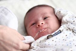 Bác sĩ khoa nhi bày cách sơ cứu sặc sữa ở trẻ sơ sinh