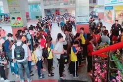 Có một nỗi ám ảnh mang tên xếp hàng chờ thang máy sáng thứ 2 đầu tuần khiến hàng nghìn sinh viên khiếp hãi
