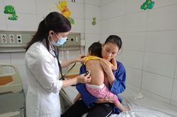Sởi tấn công, có nên tiêm phòng cho cả trẻ dưới 9 tháng tuổi?